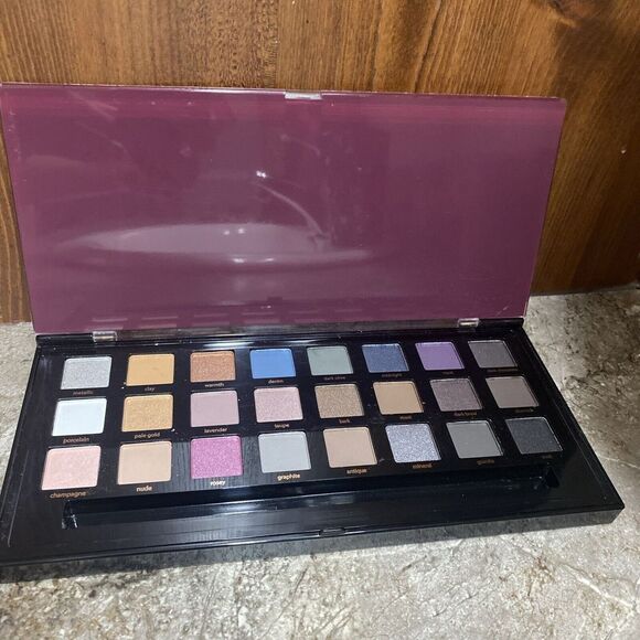 HollyWood Pro fusion Eyeshadow Palette New 24 Colors Profusion - Picture 1 of 6